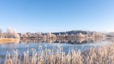 Bavyera 'da Weissensee' de dondurucu bir gün. Allgaeu Almanya 'da, güneşli kış titreşimleri yüksek kaliteli bir fotoğrafla.