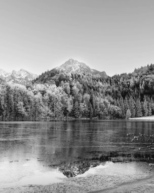 Bavyera 'daki Alatsee' deki Donuk Dağlar, Almanya 'daki Siyah ve Beyaz Yüksek Kaliteli Fotoğraflar' da yansıyor.