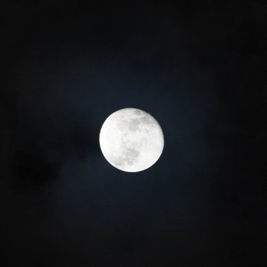 Dolunay 'ın karanlık ayağında, siyah ve koyu mavi renkte. Yüksek kalite fotoğraf