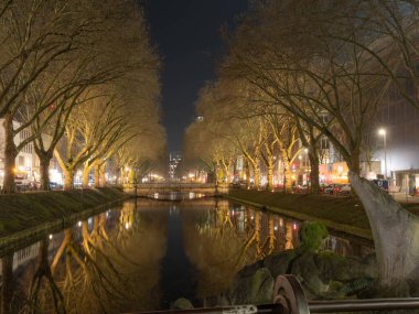2026 kışında Koenigsallee Duesseldorf 'ta Orange Light High' ın kaliteli fotoğrafında harika bir sabah.