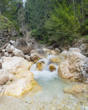 Güney Tyrol 'dan güzel ve Idyllic Peyzajları. Kayalardan aşağı akan su. Yüksek kalite fotoğraf