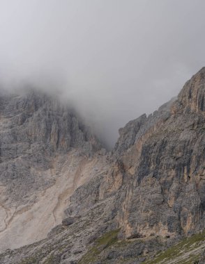 Güney Tyrol 'dan güzel ve mistik manzara Rosengartengroup Foggy Dolomites. Yüksek kalite fotoğraf