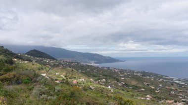 Mart 2026 'da La Palma Adası' ndaki Villa de Mazo 'dan okyanusa harika bir manzara. Yüksek kalite fotoğraf