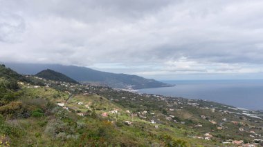 Mart 2026 'da La Palma Adası' ndaki Villa de Mazo 'dan okyanusa harika bir manzara. Yüksek kalite fotoğraf