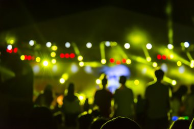 Ufuk bokeh lazer ile arka plan - müzik ve eğlence gece hayatı kavramı - görüntü güçlendirilmiş renkli haleler ve canlı parlak ışıklar ile modern disko parti gece kulübünde göster