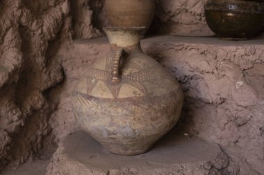 Eski toprak çömlek. Kazılardaki antik terracotta tenceresi. Boyanmış arkeolojik çömlek. Antik Yunan kültürünün kalıntıları. Süslü antik seramik 