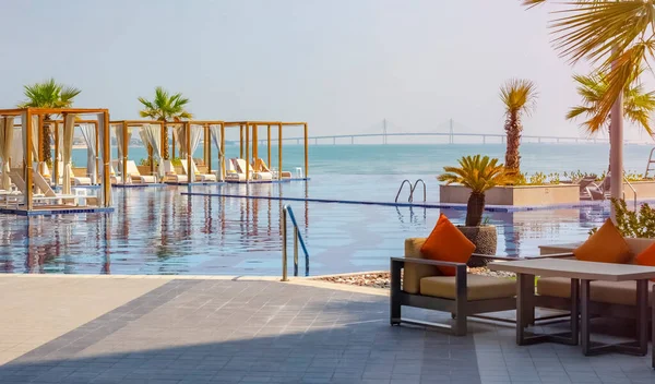 Prachtig Luxe Zwembad Het Resort Met Uitzicht Zee Brug Modern — Stockfoto