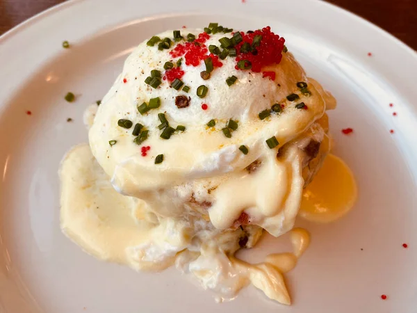 Huevo Benedict Con Salmón Ahumado Plato Blanco Sabroso Desayuno Tintado — Foto de Stock