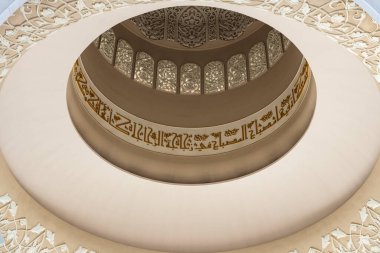 Abu Dabi, BAE - 5 Ekim 2019 - Abu Dabi, BAE 'deki Şeyh Zayed Camii' nin içindeki kubbe manzarası