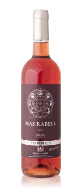 Novosibirsk, Rusya - 10 Ağustos 2019 - şişe kırmızı şarap Torres, Mas Rabell 2016. İspanya 'nın ürünü. Ayrı nesne