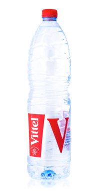 Novosibirsk, Rusya - 10 Ağustos 2019 - Plastik Şişede Şişe Vittel Mineral Suyu. Vittel dünya çapında popüler bir şişe su markasıdır. Ayrı nesne