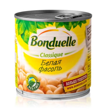 Novosibirsk, Rusya - 11 Ağustos 2019 - Beyaz arka planda teneke fasulye Bonduelle. Bonduelle işlenmiş sebze üreten bir Fransız şirketidir. Ayrı nesne
