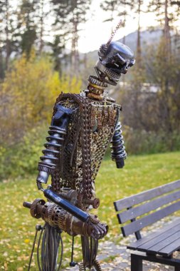 Rusya, Gorny Altai - 20 Ekim 2019 - Eski arabaların ayrıntılarından bir robot veya şövalyenin metal heykeli. Sibirya