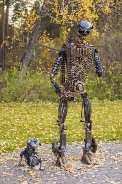 Rusya, Gorny Altai - 20 Ekim 2019 - Eski arabaların detaylarından yola çıkarak bir robot veya şövalyenin metal heykeli. Sibirya