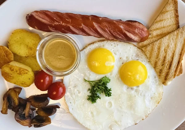 Traditional Full Breakfast Fried Eggs Sausage Mushrooms Grilled Tomatoes Potato — Stock Photo, Image