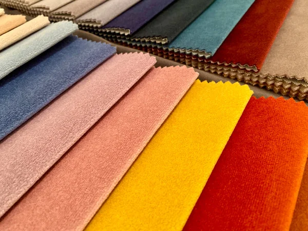 Dekorasyon için kumaş örnekleri, perdeler. Renkli kumaş renkleri. Ev dekorasyonu için kumaş seçimi. Arkaplan, doku