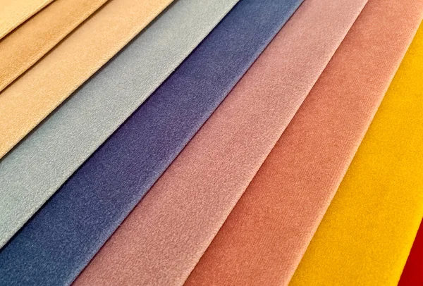 Medel 'i bitirmek için kumaş örnekleri. Kumaşların çok renkli tonları. Arkaplan, doku