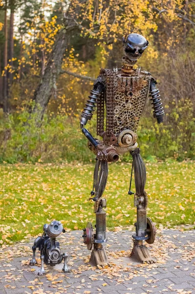 Rusya, Gorny Altai - 20 Ekim 2019 - Eski arabaların detaylarından yola çıkarak bir robot veya şövalyenin metal heykeli. Sibirya