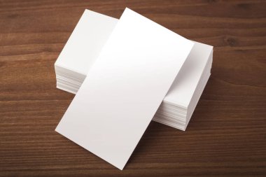 Tahta bir masada boş bir kartvizit. Şirket kimliğinin sunumu için kartvizit. Üst görünüm