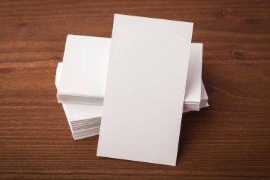 Tahta bir masada boş bir kartvizit şablonu. Şirket kimlik sunumu için kartvizit