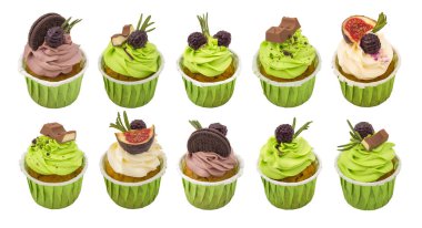 Lezzetli kekler, böğürtlen reçelli pasta, incir ve bir dilim çikolata, beyaz arka planda. Ayrı nesne