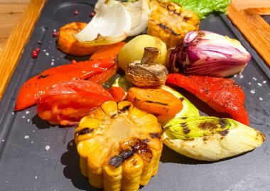 Kesme tahtasında lezzetli ızgara sebzeler. Restoranda yemek servisi. Sağlıklı yemek.