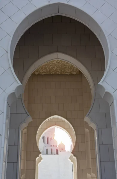 Прекрасний Вид Через Білу Мармурову Арку Мечеті Шейх Заєд Абу — стокове фото