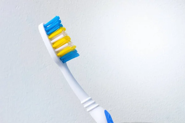 Kolorowa Szczoteczka Zębów Białym Teksturowanym Tle Ściany Koncepcja Higieny Jamy — Zdjęcie stockowe