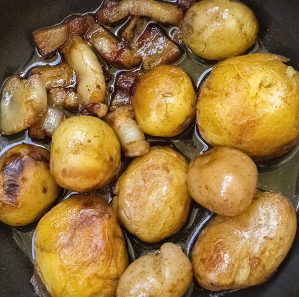 Patatas Fritas Doradas Con Manteca Cerdo Una Sartén Estilo Rústico — Foto de Stock