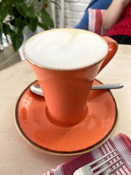 Caneca Café Laranja Com Latte Aromático Uma Mesa Rústica Café — Fotografia de Stock