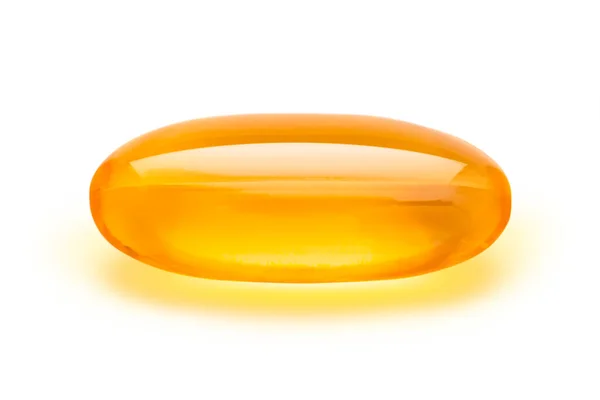 Beyaz arka planda sarı omega 3 kapsülü. Gıda takviyesi omega-6, omega-9, A vitamini, D vitamini, D3 vitamini, E vitamini, gece çuha çiçeği yağı, borage yağı. Ayrı nesne