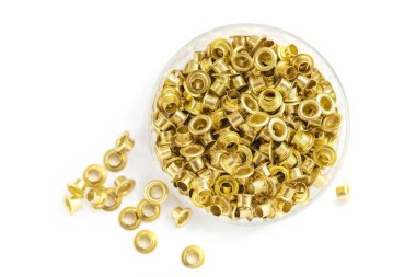 Grommets beyaz arka plana ayarlandı. Metal, saten pirinç, çelik, altın, bakır göz bebekleri. Branda, branda, çadır ve etiket için Grommets