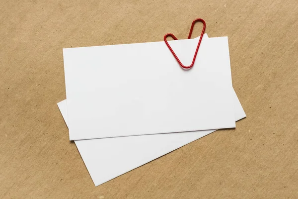 Пустые Белые Визитки Бумажном Фоне Красная Скрепка Форме Сердца Валентинка — стоковое фото