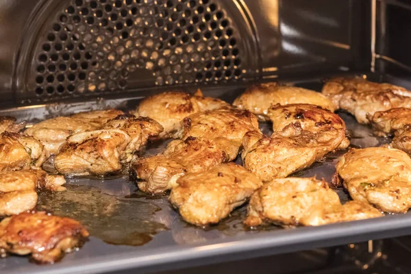 Fette Fritte Filetto Pollo Una Griglia Metallica Nel Forno Pollame — Foto Stock