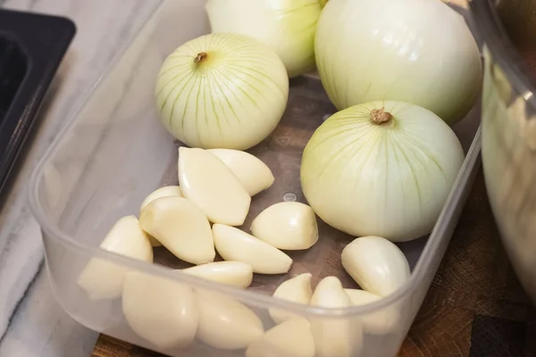 Plastik Bir Tabakta Soyulmuş Beyaz Soğan Sarımsak Yemek Pişirmek Için — Stok fotoğraf