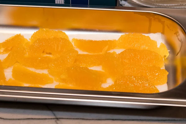 Orangenscheiben Die Von Einer Dünnen Schale Geschält Werden Metallgeschirr Zutaten — Stockfoto