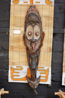 Altai Cumhuriyeti, Rusya - 22 Mayıs 2020 - tahta sepetler için boyalı kanca. Tambanum Köyü, Sepik Nehri, Doğu Sepik ili