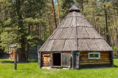 Altai Cumhuriyeti, Rusya - 22 Mayıs 2020 - Altai halkının geleneksel evi, ulusal Ail