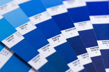 Novosibirsk, Rusya - 3 Haziran 2020 - Pantone renk paleti, tasarımda doğru tonu seçmek için kullanılır. renk yelpazesi