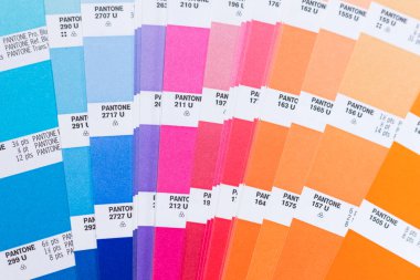 Novosibirsk, Rusya - 4 Haziran 2020 - Pantone renkli palet, tasarımda doğru tonu seçmek için kullanılır. renk yelpazesi