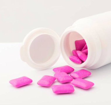 Plastik ambalajlı, beyaz arkaplan sakızı. Boşluğu kopyala