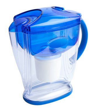 Beyaz arka planda plastik bir sürahide su arıtma için yeni filtre. Ayrı nesne