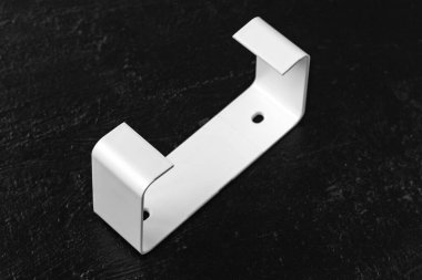 Siyah arka planda doğrudan tonel için plastik tutucu. Havalandırma, havalandırma ya da kaput montajı için.