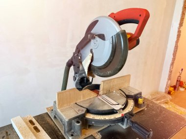 İş yerinde profesyonel alet dairesel testere. Odun kesmek için daire testere.