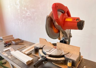 Sabit dairesel testere. Joiner 'ın atölyesi. Odun kesmek için testere. Profesyonel marangozluk aletleri. İş yerinde dairesel testere. Katılımcıların işi