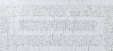 Abu Dabi, BAE - 5 Ekim 2019 - Beyaz mermer bir duvarda güzel bir Arap bağı. Birleşik Arap Emirlikleri