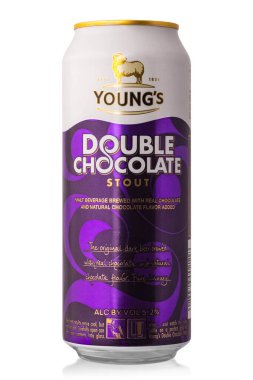 Novosibirsk, Rusya - 8 Temmuz 2020 - Pastörize edilmiş filtrelenmiş bira, beyaz arka planda Double Chocolate Stout. Üretici Bedford, İngiltere