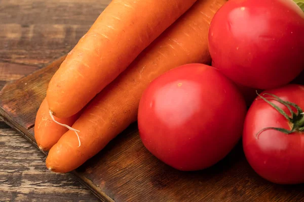 Свежие Овощи Морковь Помидоры Разделочной Доске Ингредиенты Приготовления Здоровых Блюд — стоковое фото