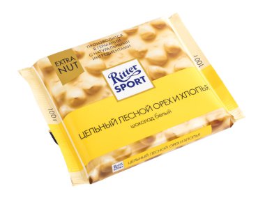 Novosibirsk, Rusya - 21 Ekim 2020 - Beyaz arka planda fındık ve tanecikli Ritter Spor beyaz çikolatası. izole nesne