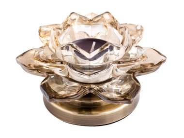 Beyaz arka planda, nilüfer çiçeği şeklinde cam şamdan. Ayrı nesne